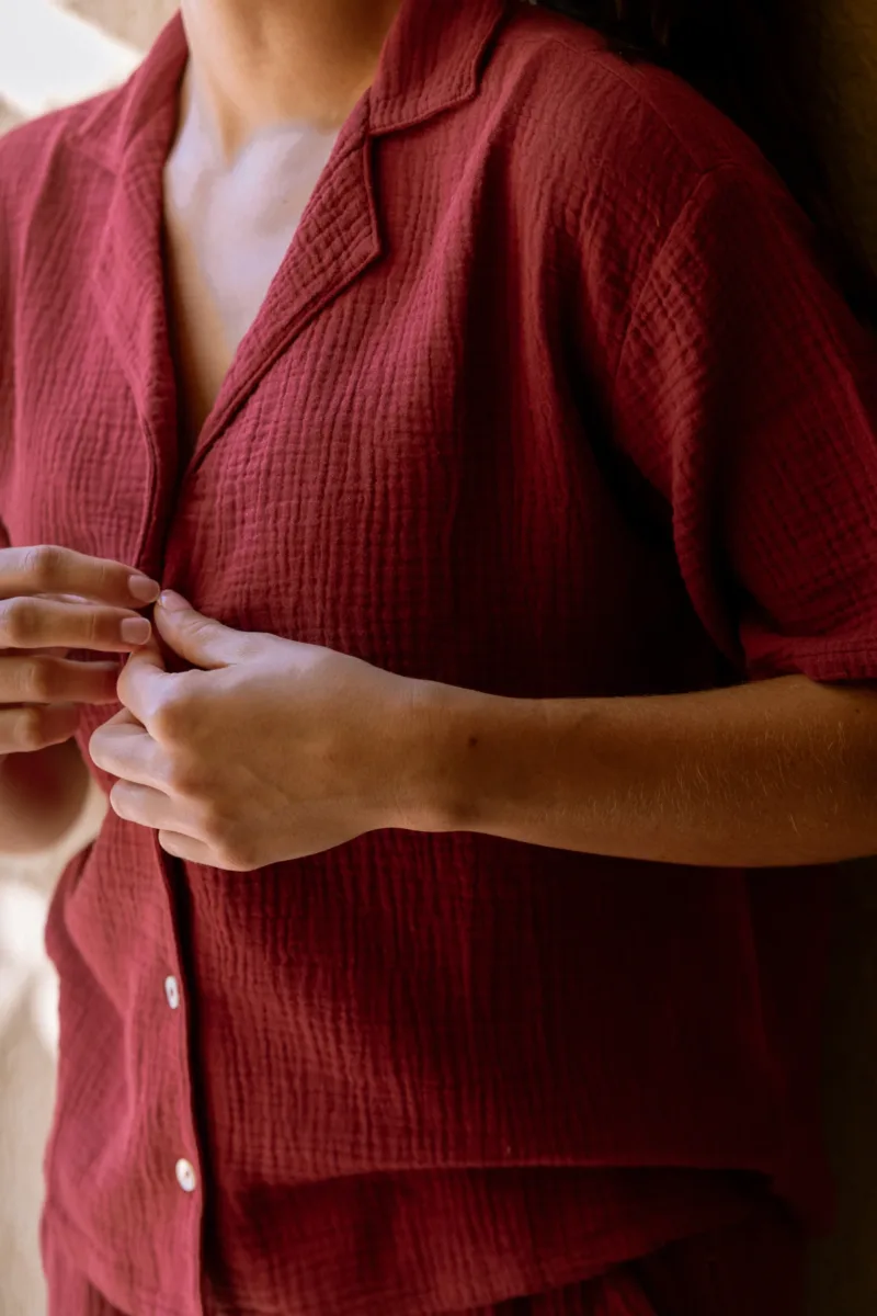 Chemise de pyjama Flora rouge carmin, gros plan sur le col pyjama et les boutons nacrés