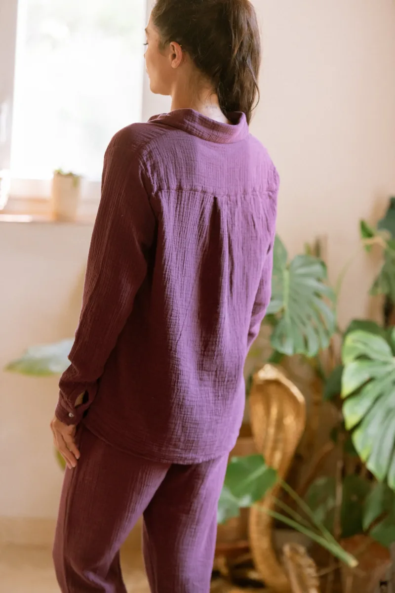 Chemise de pyjama Daphné bordeaux vue de dos, avec pli creux dorsal