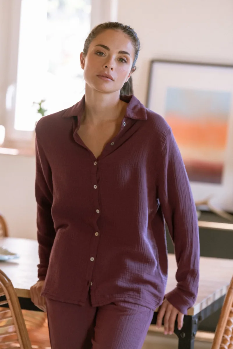 Chemise de pyjama Daphné bordeaux à manches longues en gaze de coton bio, vue de face