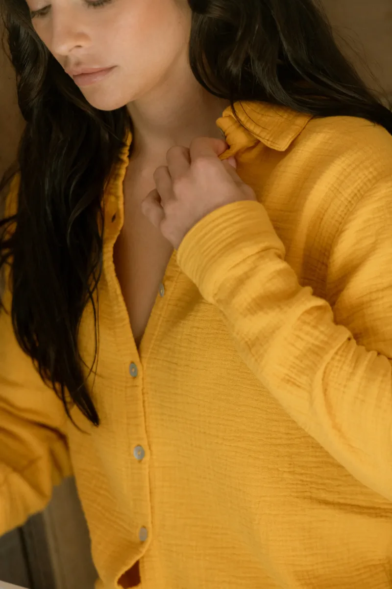 Chemise de pyjama Daphné jaune moutarde, détail du col français