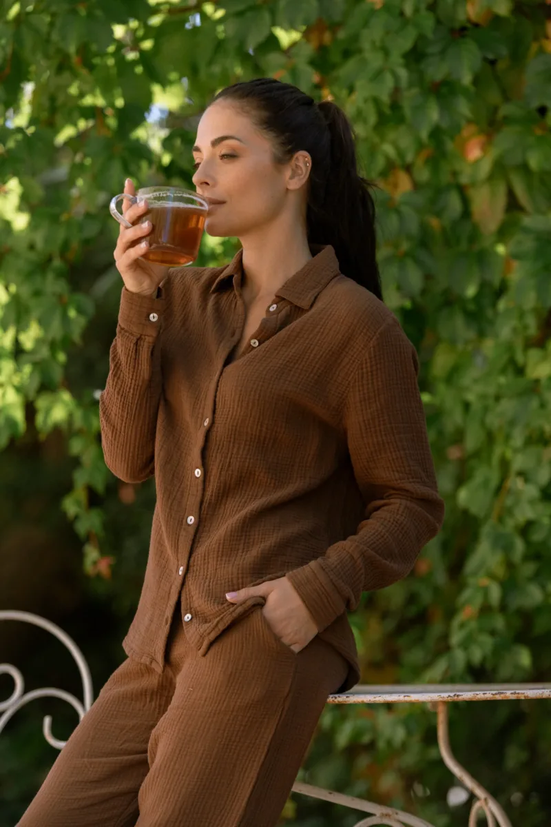 Chemise de pyjama Daphné chocolat à manches longues portée avec le pantalon Daphné