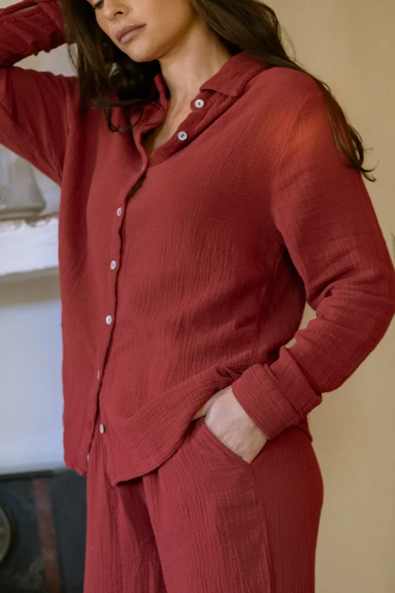 Chemise de pyjama Daphné rouge carmin à manches longues en gaze de coton bio, vue de face