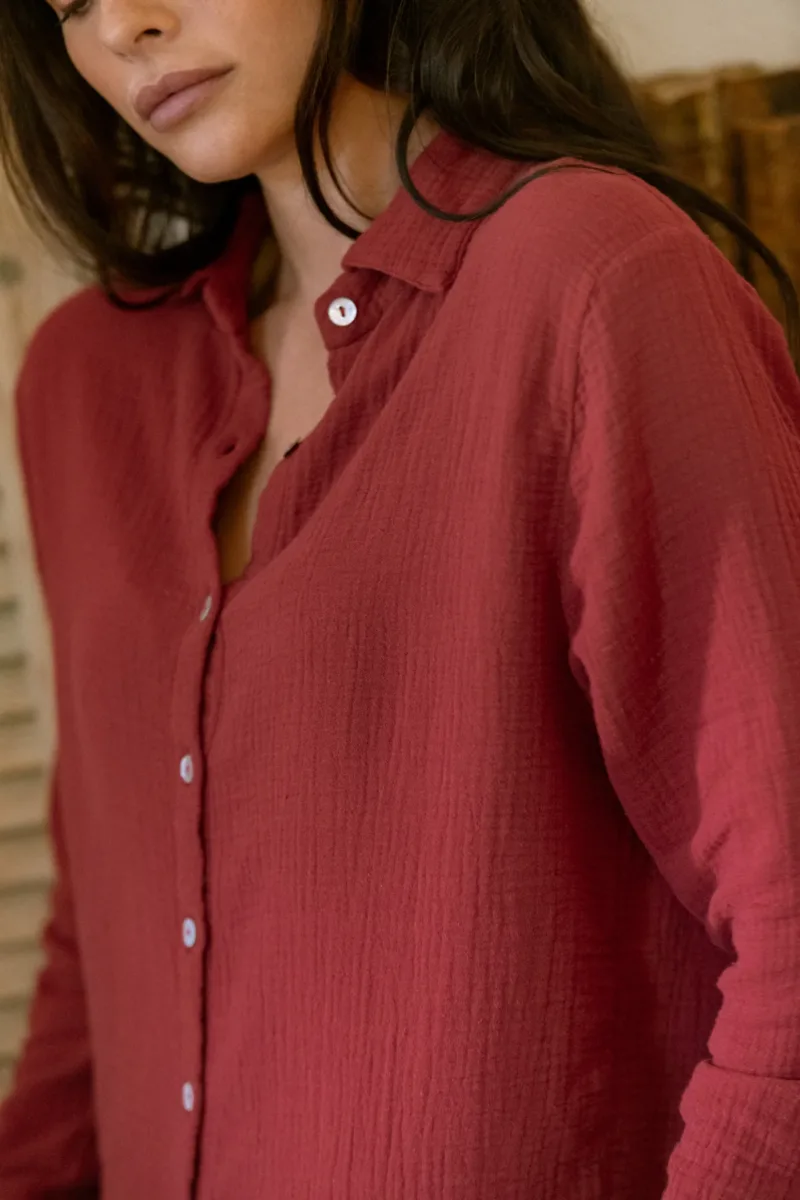 Chemise de pyjama Daphné rouge carmin à col français, gros plan sur les boutons nacrés