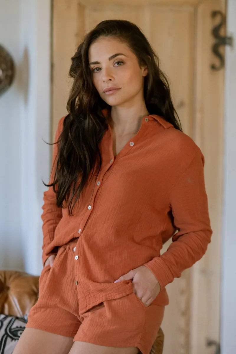 Chemise de pyjama Daphné terracotta à manches longues en gaze de coton bio, vue de face