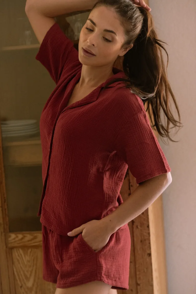 Ensemble de pyjama Flora rouge carmin en gaze de coton bio, chemise manches courtes et short