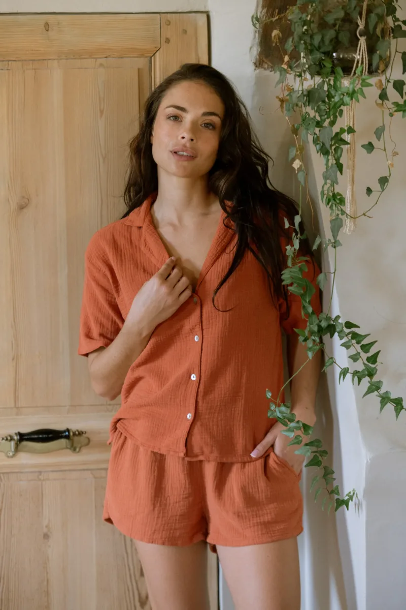 Ensemble de pyjama Flora terracotta en gaze de coton bio, chemise manches courtes et short
