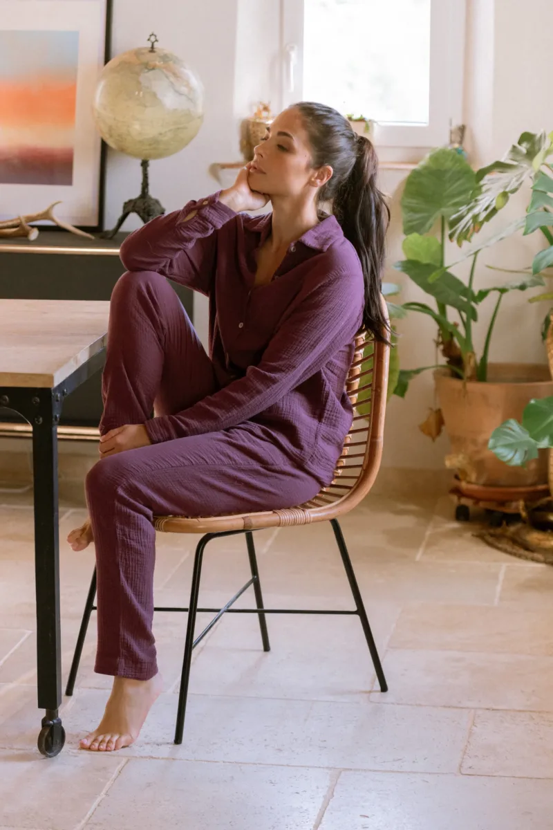 Ensemble de pyjama Daphné bordeaux en gaze de coton bio, porté assise