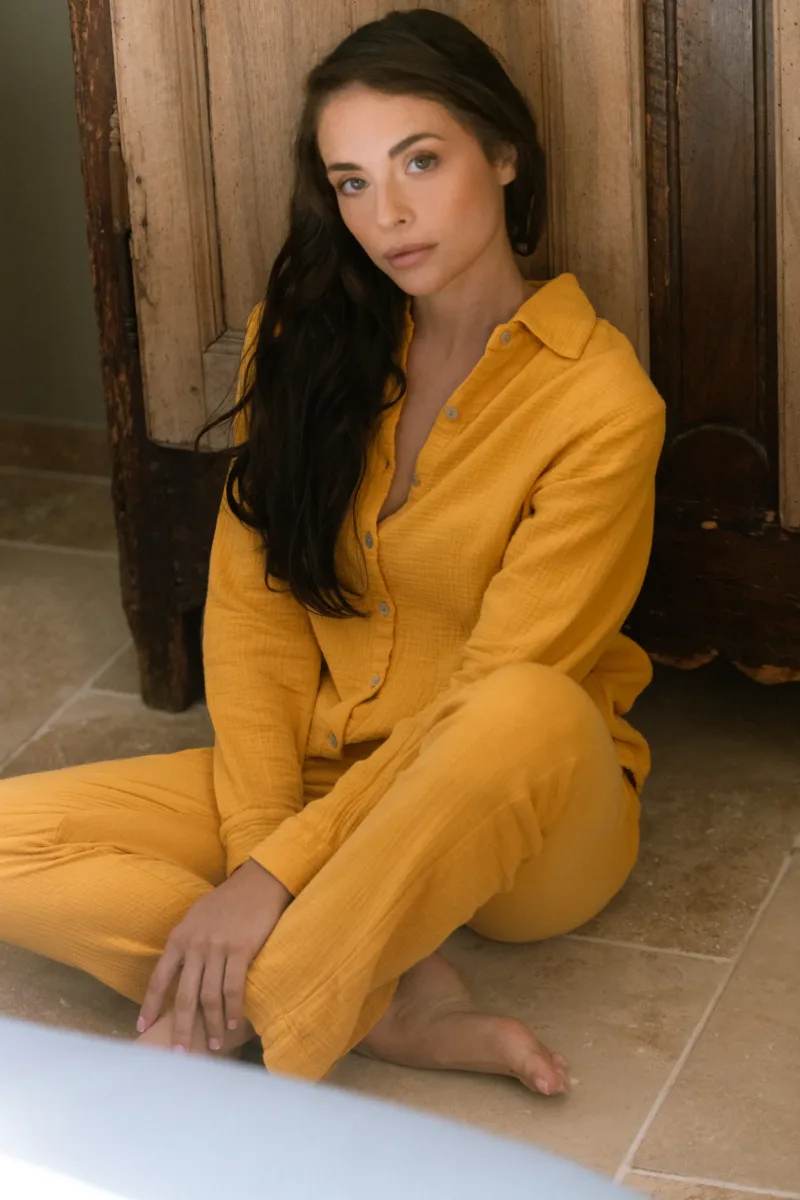 Ensemble de pyjama Daphné jaune moutarde en gaze de coton bio, porté assise