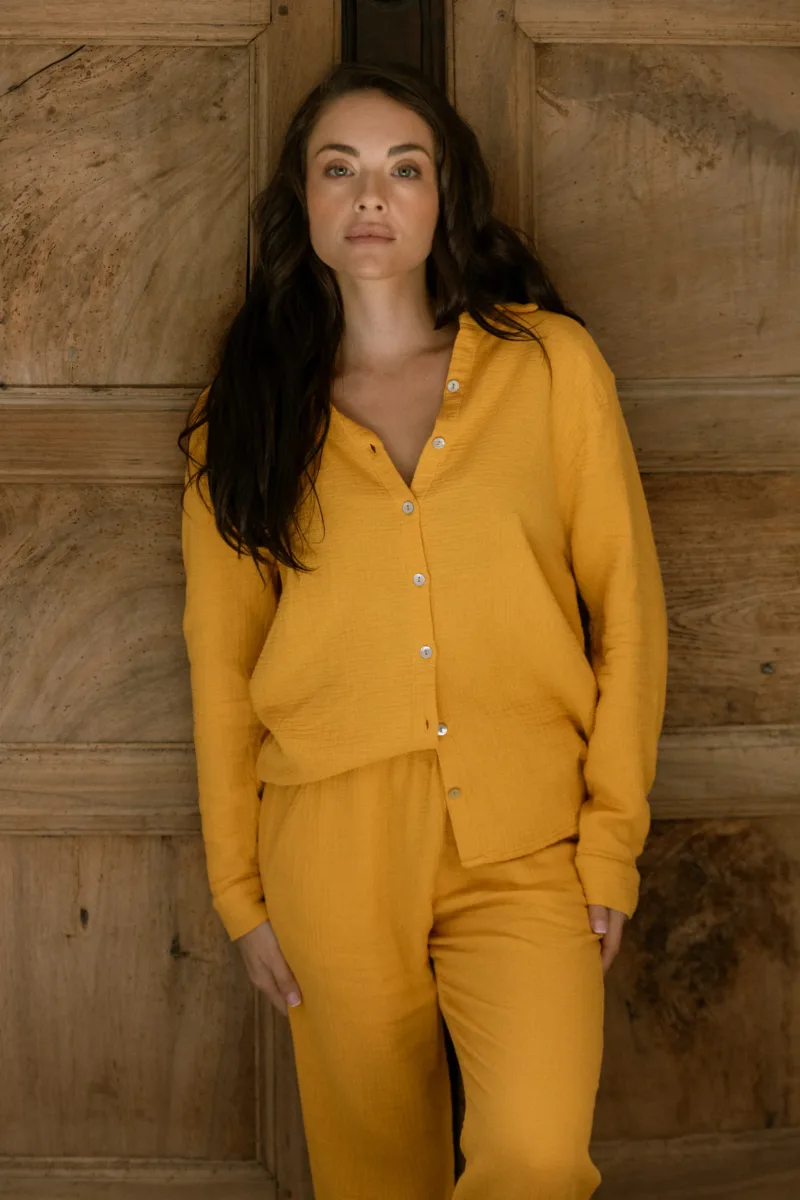 Ensemble de pyjama Daphné jaune moutarde en gaze de coton bio, chemise manches longues et pantalon