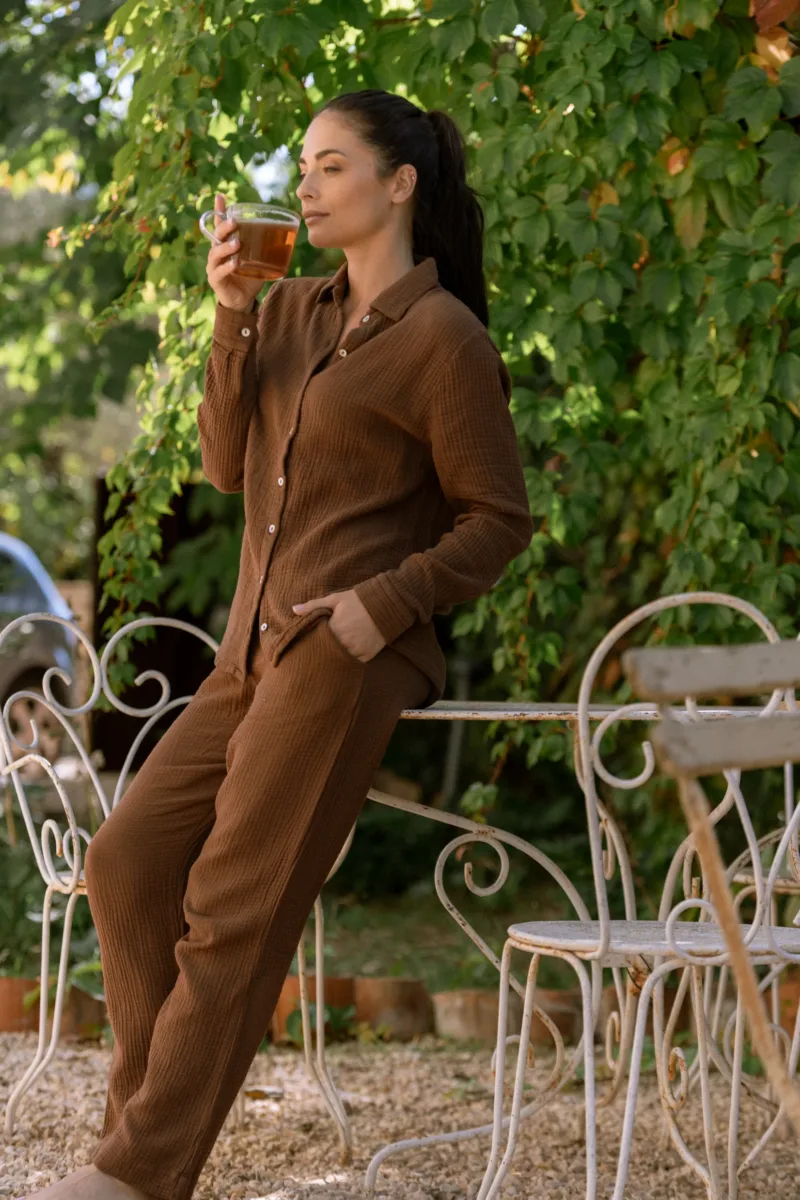 Ensemble de pyjama Daphné chocolat en gaze de coton bio, porté debout