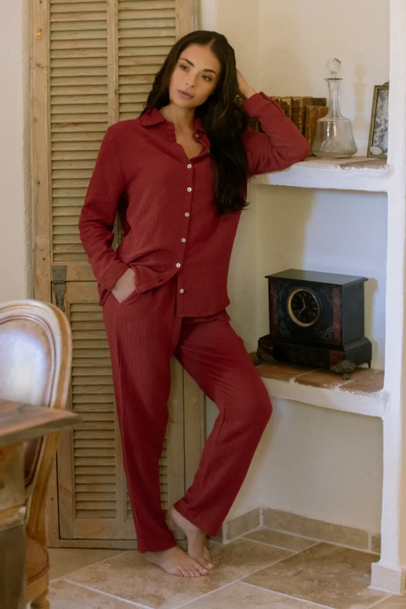 Ensemble de pyjama Daphné rouge carmin en gaze de coton bio porté avec la main dans la poche