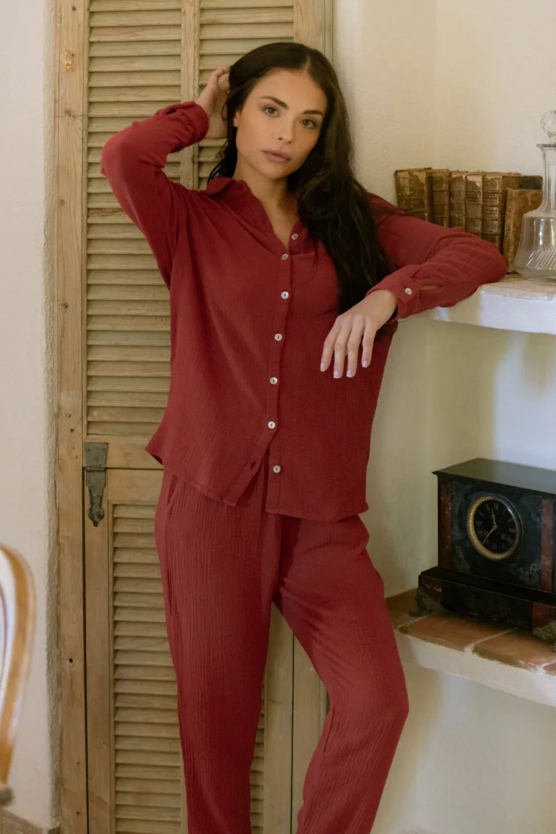 Ensemble de pyjama Daphné rouge carmin en gaze de coton bio, chemise manches longues et pantalon, porté debout