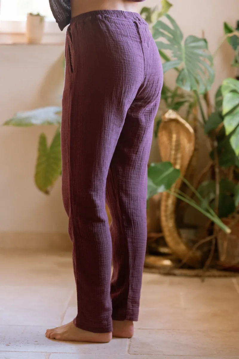 Pantalon de pyjama Daphné bordeaux en gaze de coton bio, coupe droite, vue de dos