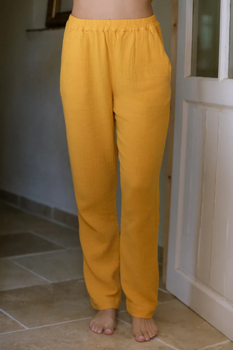 Pantalon de pyjama Daphné jaune moutarde, coupe droite, vue de face