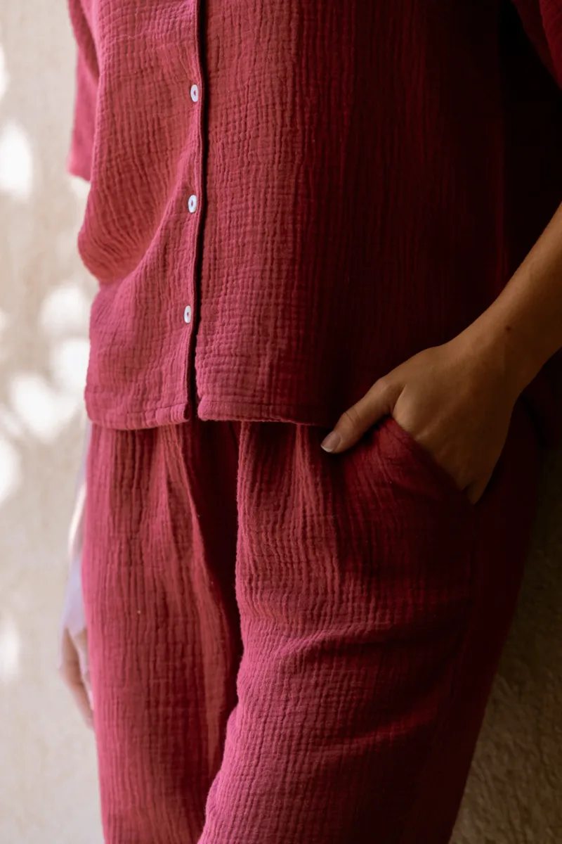 Pantalon de pyjama Daphné rouge carmin, détail de la poche
