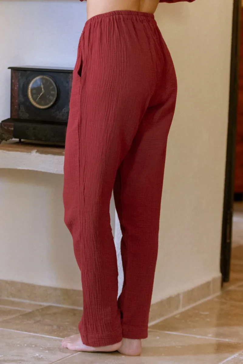 Pantalon de pyjama Daphné rouge carmin en gaze de coton bio, coupe droite, vue de dos