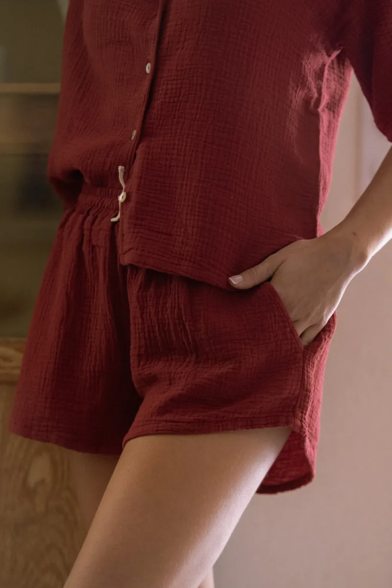 Short de pyjama Flora rouge carmin, détail de la poche