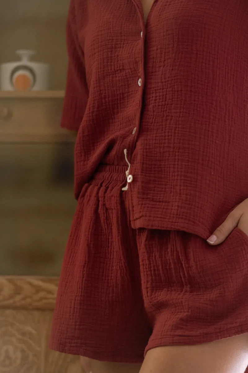 Short de pyjama Flora rouge carmin en gaze de coton bio avec lien de serrage