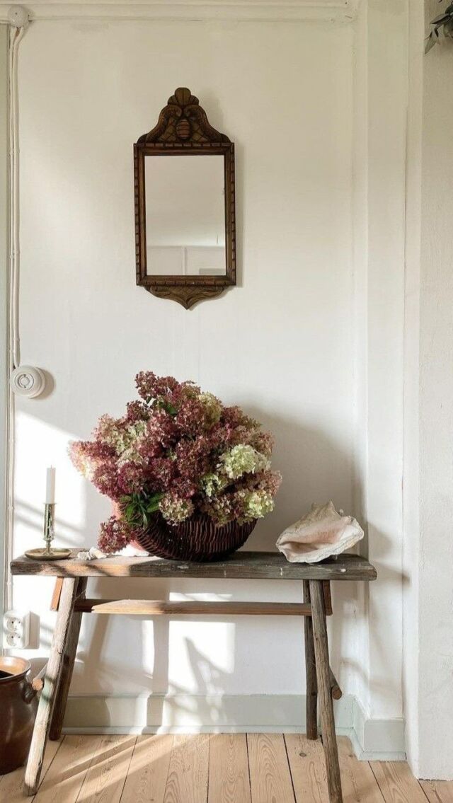 BLUE MONDAY
Transformez la journée la plus déprimante de l’année en un moment de réconfort. Enfilez votre plus beau pyjama, prenez votre livre préféré et laissez la douceur vous envelopper. Aujourd’hui, on prend soin de soi 🤍

——
#bluemonday #confort #pyjamaday #pyjamafemme #moderesponsable #modedurable #cotonbio #chemisecotonbio #madeineurope #cotonbiologique #modefemme #doublegazedecoton #matieresnaturelles #marquefrancaise